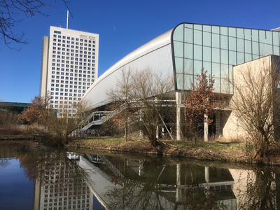 900268 Gezicht op de achterzijde van het stadion Galgenwaard (Herculesplein) te Utrecht, vanaf het jaagpad langs de ...